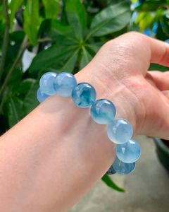 Bracelet en résine fait main avec un design décoratif haut de gamme, accessoire de mode moderne pour rehausser le style au quotidien - Product Image 1