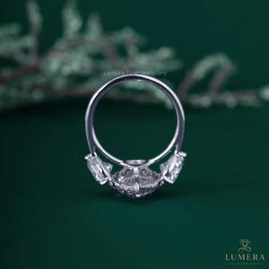 Anillo de Compromiso de Lujo con Tres Piedras y Halo de Diamantes Cultivados en Laboratorio con Corte Pera Certificados por IGI, Piedras Laterales de Moissanita con Corte Pera, 9/10/14/18K - Product Image 6