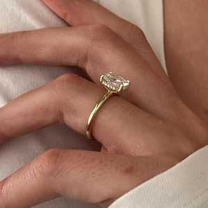 Bague de fiançailles avec halo caché en diamant de laboratoire allongé de 2 carats, or 14 carats, diamant allongé, certifié IGI - Product Image 4