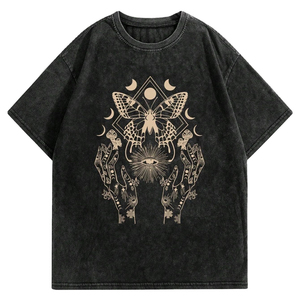 เสื้อยืดโอเวอร์ไซส์สีดำสำหรับผู้ชาย พิมพ์ลายผีเสื้อสีทองและดวงจันทร์ แขนสั้น สไตล์ลำลอง สตรีทแวร์ ผ้าคอตตอนเจอร์ซีย์ คอกลม - Product Image 1