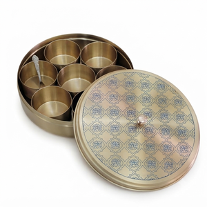 Boîte de rangement à épices en laiton gravée par un designer, Masala Dabba avec cuillère pour hôtel, restaurant, cuisine, conteneur de rangement - Product Image 1