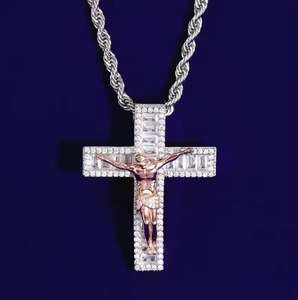 Colgante de cruz con incrustaciones unisex, figura de Jesús en oro rosa, con moissanita de corte brillante engastada en bisel, de plata 925, de lujo, estilo Hip Hop para fiesta - Product Image 1