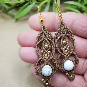 Boucles d'oreilles pendantes en howlite blanche faites à la main, cordon marron, style bohème, perles dorées, bijoux artisanaux pour femmes - Product Image 1