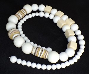 Collier de perles rondes blanches avec accents rayés et cubiques, bijoux fantaisie pour femmes, collier de perles épaisses en résine fait main, résine blanche - Product Image 1
