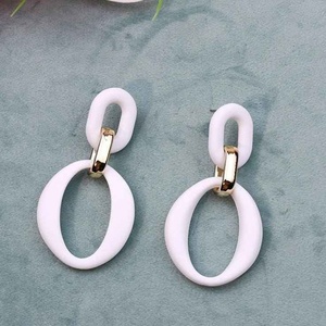 Boucles d'oreilles tendance en résine époxy pour des boucles d'oreilles personnalisées colorées et originales, idéales pour les cadeaux, la mode, la vente au détail et la vente en gros de bijoux. - Product Image 6
