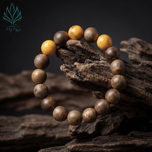 Bracelet en bois d'agar vietnamien de qualité supérieure unisexe AL-SV-0043-10 avec 3 perles de corail jaune et 16 perles de bois d'agar naturel - Product Image 3