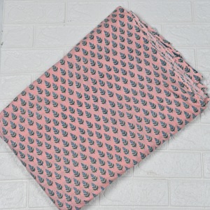 Vente en gros de tissu en coton bio écologique rose pêche imprimé à la main au motif feuille, pour la confection de kurtis, robes, vêtements et articles de maison, avec motif petit booti - Product Image 1