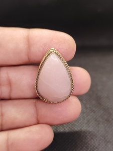 จี้ร่องทองเหลืองประดับโอปอลสีชมพูธรรมชาติ |   จี้พลอยฝังขอบแบบทำมือ |   ตะขอเกี่ยวสำหรับผู้หญิงสไตล์วินเทจที่ได้รับการรับรองจาก IGI - Product Image 3