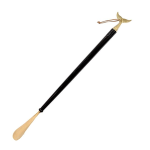 Calzador largo con mango de madera negra y detalles de cola de ballena en latón dorado, accesorio elegante para el cuidado del calzado de inspiración náutica. - Product Image 3