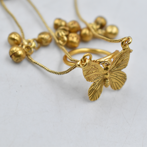 Lo último en tendencia: aretes de mariposa chapados en oro antiguo hechos a mano para mujeres y niñas. - Product Image 4