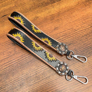 Nouveau porte-clés en cuir personnalisé fait à la main usiné à la main pour les femmes boucle élégante à anneau en D avec bracelet en métal Concho - Product Image 4