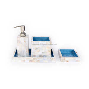 Ensemble d'accessoires de salle de bain en nacre de couleur personnalisée de qualité supérieure, quatre pièces, avec garniture dorée et organisateur de coiffeuse pour offrir en cadeau - Product Image 5