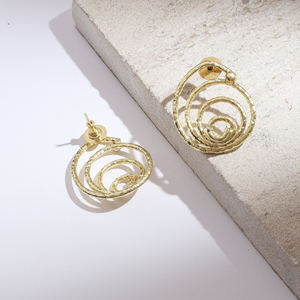 Pendientes de aro dorados con textura en espiral |   Pendientes Geométricos de Latón Martillado para Mujer |   Joyería de Diseño Moderno - Product Image 1