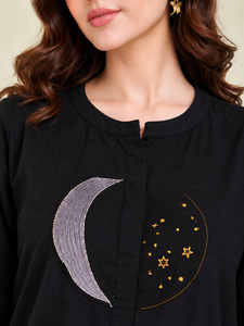 เสื้อเบลาส์ผ้าฝ้ายสีดำสำหรับผู้หญิง ปักลายพระจันทร์ แขนสามส่วน คอกลม เสื้อลำลองทรงปกติ ใส่ได้ทุกฤดูกาล - Product Image 5
