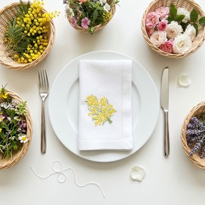 Serviettes de table en coton blanc réutilisables, brodées de fleurs jaunes, motif mimosa chic, serviettes de table de luxe pour la maison, mariage, banquet, fête - Product Image 1