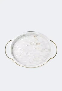 Bandeja ovalada hecha a mano con diseño minimalista de mosaico de conchas y asas de metal, diseño contemporáneo para decoración del hogar. - Product Image 3