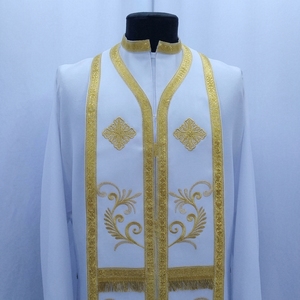 Casulla Blanca para Clérigos con Diseño de Enredaderas Bordadas en Oro, Vestimenta Litúrgica Premium para Culto Religioso, Misa y Uso en las Cuatro Estaciones - Product Image 3