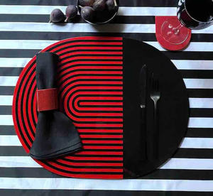 แผ่นรองจานทรงกลมลายสวยหรู ทำจากไม้เอ็มดีเอฟเคลือบเงา ดีไซน์เรียบง่าย แต่รายละเอียดเส้นสายสวยงาม ผลิตจากโรงงานในเวียดนาม รับผลิตแบบ OEM ODM - Product Image 2