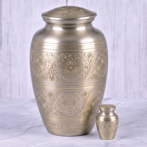 Urna Funeraria de Latón para Adultos con Diseño de Mariposas y Flores en Gris y Dorado, con Acabado Metálico para Cenizas Humanas - Product Image 2
