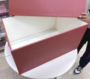 Caja de Regalo Rígida Grande de Lujo con Tapa Desmontable, Caja de Embalaje de Papel Terracota con Asa de Latón y Logotipo en Lámina Dorada - Product Image 3
