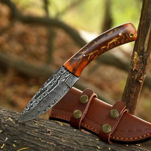 Couteau de chasse et de camping en acier Damas fait main à lame fixe, avec manche en résine orange, pour la vente en gros et l'OEM - Product Image 5