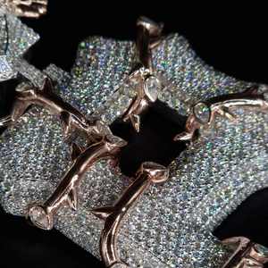 จี้เงินรูปตัวอักษรฮิปฮอปสุดหรู ประดับเพชรโมอิสซาไนต์ทรงบาแกตต์แบบกำหนดเอง - Product Image 3