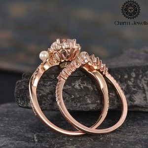 Anillo de Compromiso Charm_Jewells de Plata Chapada en Oro Rosa con Moissanita de Corte Cojín, Perlas de Agua Dulce y Diamantes Engastados en Pavé IGI - Product Image 4