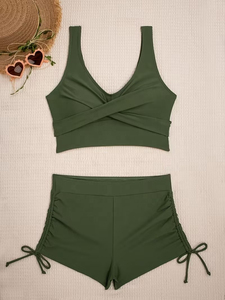 Ensemble de yoga 2 pièces vert olive pour femme : Soutien-gorge de sport croisé et short froncé taille haute en polyester respirant avec rembourrage amovible et col en V - Product Image 6