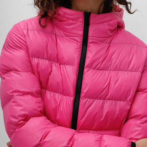 Chaqueta Acolchada Rosa con Capucha, Cierre de Cremallera, Resistente al Viento, Ropa de Invierno Informal, Corte Regular, Relleno de Poliéster - Product Image 6