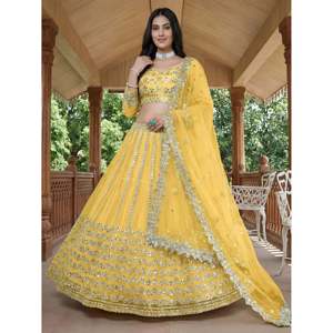 Cautivador Lehenga Choli con Detalles en Dorado para Vestir en la Noche del Sangeet - Product Image 5