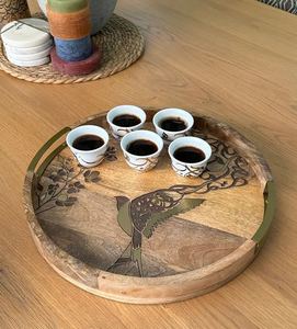 Plateau de service rond en bois de luxe en gros pour hôtels, avec incrustation florale élégante et poignées modernes en métal doré - Product Image 2