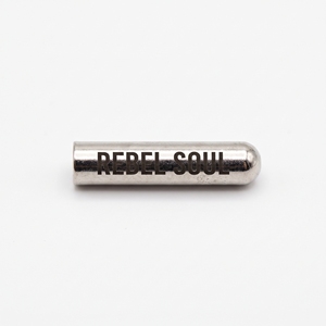 Ciondolo cilindrico nero con motivo a lettere in rilievo Rebel Soul - Product Image 4