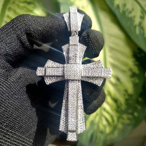 จี้รูปกางเขนฮิปฮอปแบบ Iced Out ทำจากสแตนเลสชุบโรเดียม ประดับเพชรทรงกลมเจียระไนแบบ Brilliant Cut สำหรับผู้ชาย ของขวัญทางศาสนา - Product Image 4