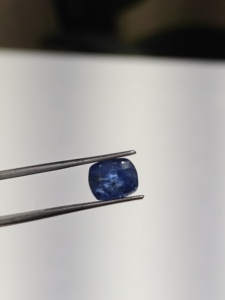 Saphir bleu naturel du Sri Lanka de 4,63 carats, taille coussin fantaisie, à jeu de couleurs, pour la fabrication de bijoux, pierre libre - Product Image 6