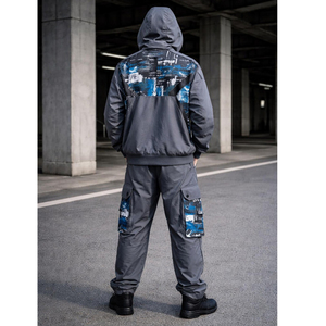 Chándal tecnológico para hombre con diseño utilitario y bolsillos con cremallera para un almacenamiento seguro. - Product Image 3