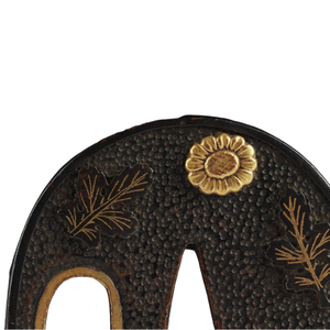 Tsuba Japonés del Período Edo de Cobre con Borde y Incrustaciones de Cobre, Diseño de Crisantemo Iroe, Protector Redondo para Espada Tanto Sin Marcar - Product Image 6