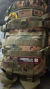 Patch brodé rectangulaire Umbrella Corporation à thermocoller, noir avec bordure rouge et texte blanc, pour utilisation sur tissu - Product Image 3