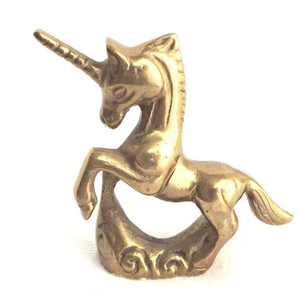 Sculpture élégante en laiton représentant un licorne, pièce maîtresse pour la décoration de console moderne et une présentation intérieure haut de gamme - Product Image 1