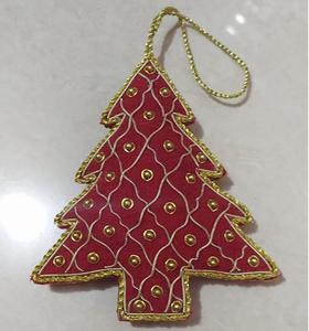 Ornement de Noël artisanal en forme d'arbre rouge à suspendre avec broderie dorée Zari - Product Image 3