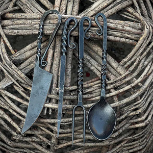 Ensemble de couverts de camping à manche torsadé avec couteau, cuillère et fourchette dans une pochette en cuir pour la cuisine en plein air, couverts médiévaux en fer forgé à la main - Product Image 6
