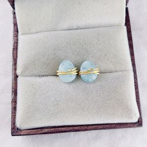 Pendientes Pequeños de Plata de Ley 925 con Aguamarina y Baño de Oro |   Joyería de Aguamarina Natural con Alambre Envolvente, Piedra de Nacimiento - Product Image 1
