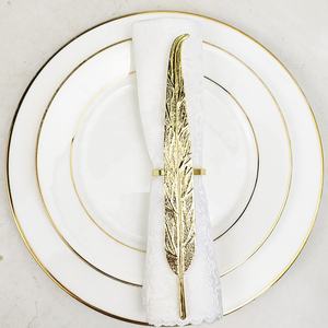 Los servilleteros de acero inoxidable con diseño de hojas crean una experiencia de comedor cohesiva al unir varios elementos de la mesa. - Product Image 3