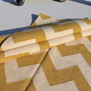 Alfombra Abstracta Tejida a Mano de Lana, Amarilla y Blanca |   Alfombra Moderna para Decoración del Hogar, Ecológica y Apta para Mascotas, de Tejido Plano - Product Image 6