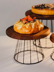 Support à gâteau en bois d'acacia poli durable avec bord festonné, piédestal, surface non traitée pour la présentation de desserts de mariage - Product Image 2