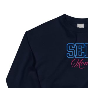 Sweat-shirt unisexe brodé « Mom » bleu marine, col rond, en polaire douce, style décontracté et confortable pour le quotidien - Product Image 5