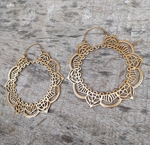 Boucles d'oreilles créoles en laiton plaqué or, motif floral mandala, forme circulaire, bijoux artisanaux en métal - Product Image 5