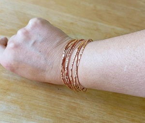Pulsera unisex de aleación chapada en oro con cuentas martilladas y diseño moderno, brazalete de moda con impresión personalizada para niñas - Product Image 2