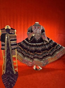 Vestido Corto Estilo Vintage Afgano Kuchi con Exclusivos Patrones de Bordado Hechos a Mano y Trabajo Tradicional con Espejos - Product Image 5