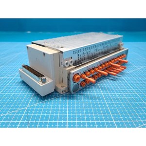 Ensemble de distributeur de solénoïdes SMC SS5V1-10FD-X44, utilisé tel quel, pièces d'équipement semi-conducteur d'occasion - Product Image 3
