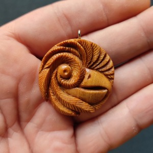 Colgante de Madera Tallado a Mano con Diseño de Pájaro en Espiral, Accesorio de Joyería Artesanal de Madera Natural - Product Image 1